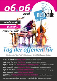 Plakat der Musikschule „Kurt Weill“ zum Tag der offenen Tür am 6. Juni 2026 in Dessau-Roßlau. Unter dem Motto „Musik macht glücklich – Probier es aus!“ werden verschiedene Instrumente und Musikangebote vorgestellt. Abgebildet sind ein Saxophon, ein Flügel, eine Trompete und ein Kontrabass in farbenfroher Aquarelloptik. Veranstaltungsort ist die Musikschule „Kurt Weill“, Medicusstraße 10, 06844 Dessau-Roßlau. Das Programm umfasst von 10:00 bis 13:30 Uhr Konzerte und Präsentationen, darunter „Klang-Safari“, „Jazz Sound“, Ausschnitte aus Henry Purcells „The Fairy Queen“, „Groove im Garten“, „Visual Sound Movements“, „Philan Horns & Friends“ sowie „Frisch gestrichen in unseren Orchestern“. Zusätzlich findet von 11:00 bis 13:30 Uhr eine Instrumentenvorstellung in den Räumen der Musikschule statt.